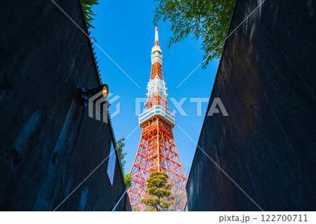 Clear blue winter sky and Tokyo Tower. Image of Tokyo sightseeing. 122700711
