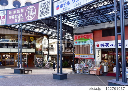 熱海市 熱海駅前の熱海温泉仲見世通り商店街入口 熱海市 熱海駅前の熱海温泉仲見世通り商店街入口 122701087