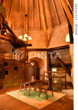 飯能市あけぼの子どもの森公園、高い天井の2Fのリビングに置かれた可愛い椅子に童話のキャラを思う 飯能市あけぼの子どもの森公園、高い天井の2Fのリビングに置かれた可愛い椅子に童話のキャラを思う 122701594