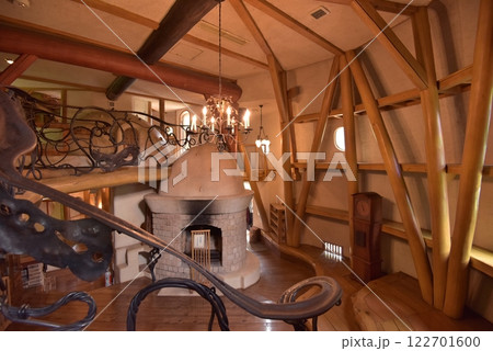 飯能市あけぼの子どもの森公園、きのこの家の入り組んだログハウスのような建物、1F暖炉の間を撮る 飯能市あけぼの子どもの森公園、きのこの家の入り組んだログハウスのような建物、1F暖炉の間を撮る 122701600