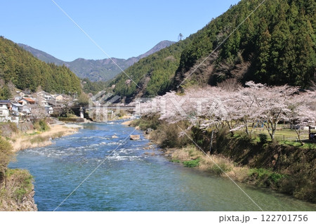 川沿いに桜咲く 122701756