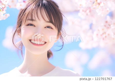 サクラと笑顔の女性「AI生成画像」 122701767