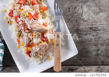 Rice salad with tomato, corn,olives and tuna on wooden table 122702359