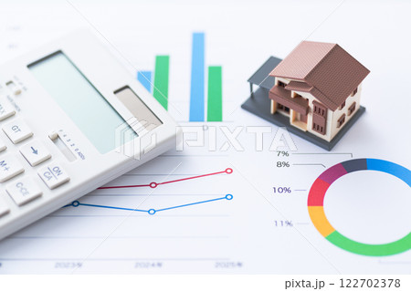 グラフと住宅と電卓 122702378