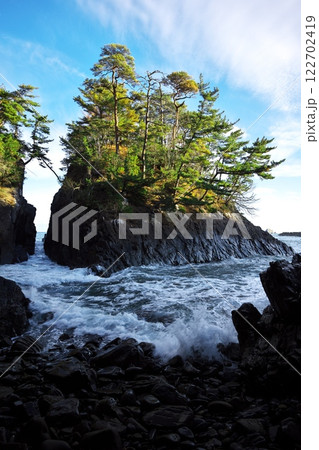 晩秋の神割岬に打ち寄せる荒波 122702419