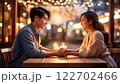 4K UHD、カフェのテーブルで手をつなぐカップル、自然光とキャンドルライト 122702466