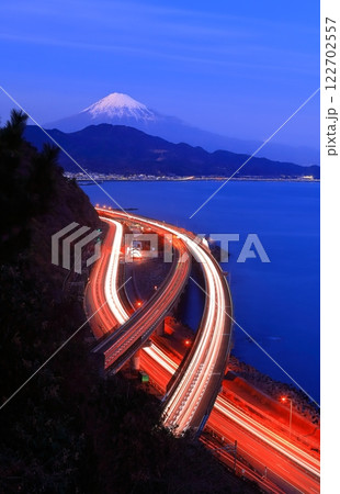 【静岡県】薩埵峠から見た富士山の夜景 122702557