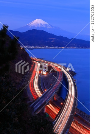 【静岡県】薩埵峠から見た富士山の夜景 122702558