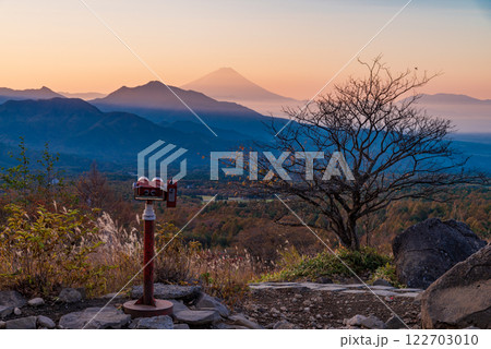 【山梨県】秋の清里、美し森展望台から富士山遠望 122703010