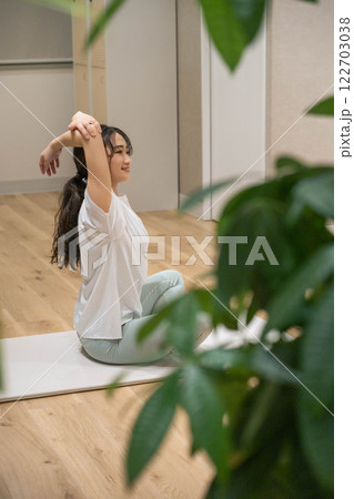 室内でストレッチをする若い女性 室内でストレッチをする若い女性 122703038