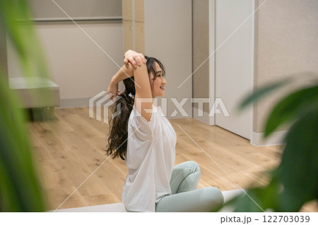 室内でストレッチをする若い女性 室内でストレッチをする若い女性 122703039