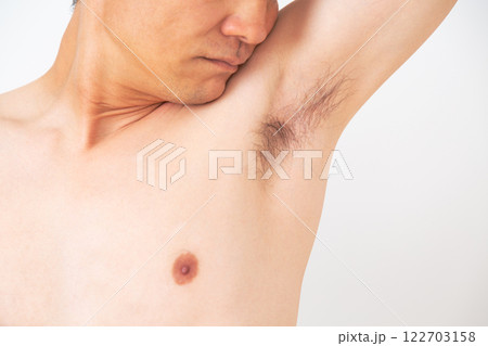 脇の匂いを嗅ぐ中年男性 122703158