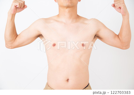 筋肉質な中年男性の体 122703383