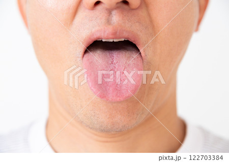 舌を出す中年男性 122703384