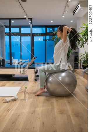 バランスボールでエクササイズする若い女性 バランスボールでエクササイズする若い女性 122703467