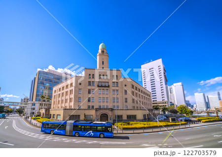 日本の横浜都市景観 横浜税関やヨコハマベイサイドブルー、横浜ランドマークタワーなどを望む＝7日 122703579