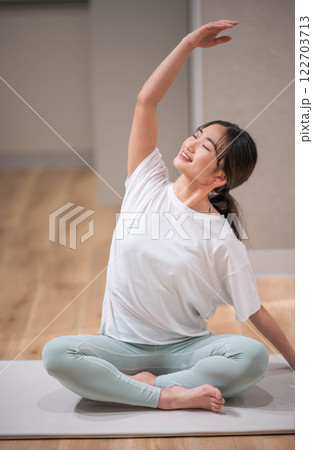 ヨガをしている若い女性 ヨガをしている若い女性 122703713