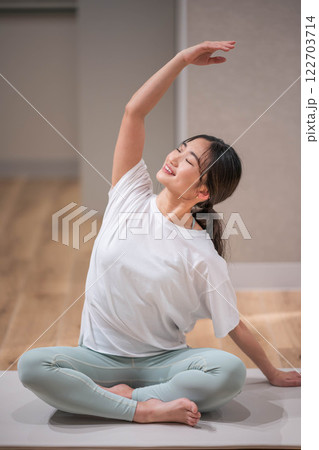 ヨガをしている若い女性 122703714