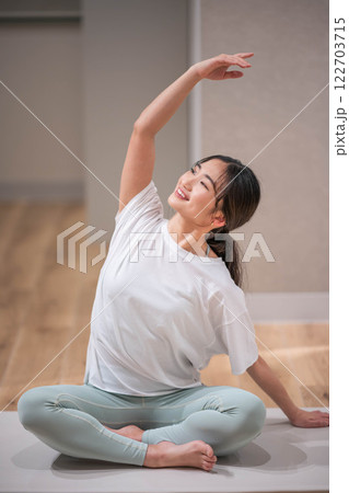 ヨガをしている若い女性 122703715