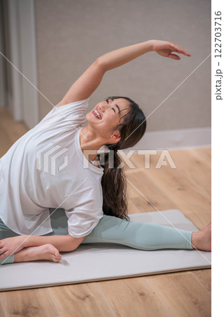 ヨガをしている若い女性 122703716