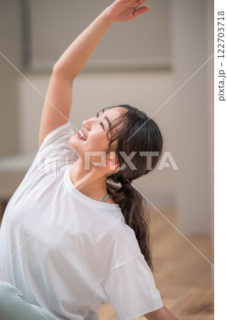 ヨガをしている若い女性 122703718
