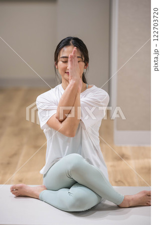 ヨガをしている若い女性 122703720