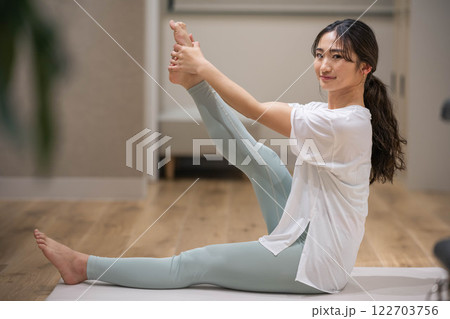 足のストレッチをする若い女性 足のストレッチをする若い女性 122703756