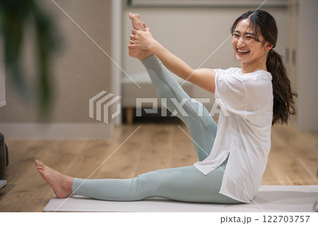 足のストレッチをする若い女性 122703757