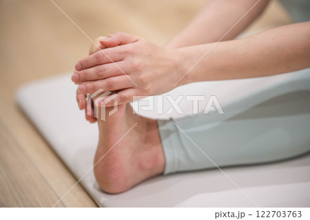 足のストレッチをする若い女性 足のストレッチをする若い女性 122703763