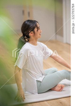 足のストレッチをする若い女性 足のストレッチをする若い女性 122703764
