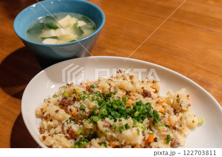 挽き肉とネギの炒飯と豆腐の中華スープ 122703811