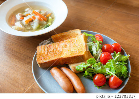 トーストと野菜スープのシンプルな洋風朝食 トーストと野菜スープのシンプルな洋風朝食 122703817