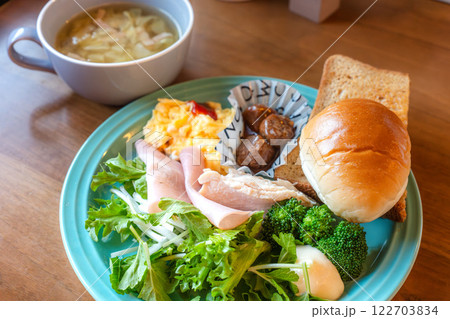 バランスの取れた洋風朝食プレートとキャベツスープ 122703834