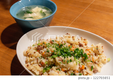 挽き肉とネギの炒飯と豆腐の中華スープ 挽き肉とネギの炒飯と豆腐の中華スープ 122703851
