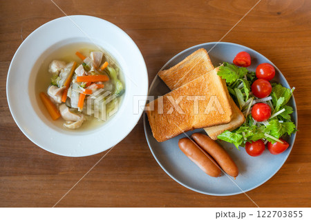 トーストと野菜スープのシンプルな洋風朝食 トーストと野菜スープのシンプルな洋風朝食 122703855
