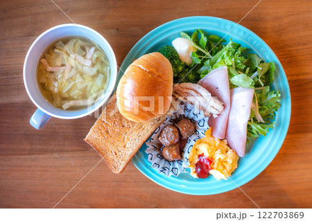 バランスの取れた洋風朝食プレートとキャベツスープ バランスの取れた洋風朝食プレートとキャベツスープ 122703869