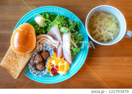 バランスの取れた洋風朝食プレートとキャベツスープ バランスの取れた洋風朝食プレートとキャベツスープ 122703870