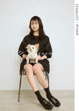 ペットを抱っこする女性 122704031
