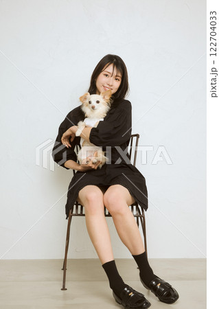 ペットを抱っこする女性 122704033