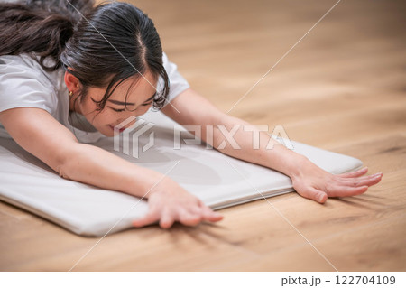 笑顔でストレッチする若い女性 笑顔でストレッチする若い女性 122704109