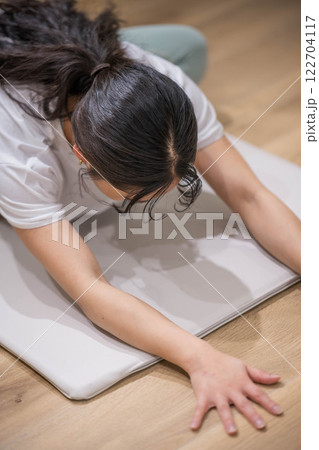 笑顔でストレッチする若い女性 122704117