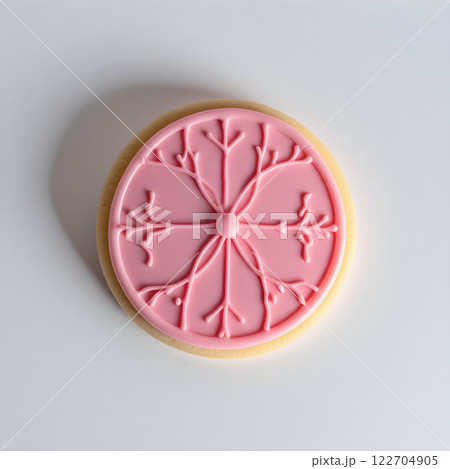 ライトピンク色の円形アイシングクッキー,白背景。AI生成画像。 122704905