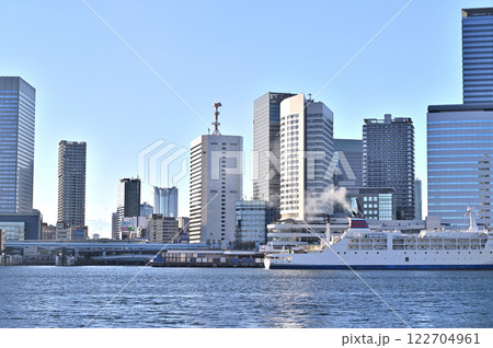 東京湾から見たオフィスビル群と巨大貨客船 東京湾から見たオフィスビル群と巨大貨客船 122704961