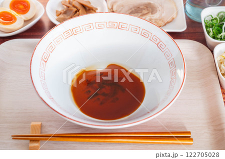 器に入れた醤油ラーメンの液体スープ 器に入れた醤油ラーメンの液体スープ 122705028