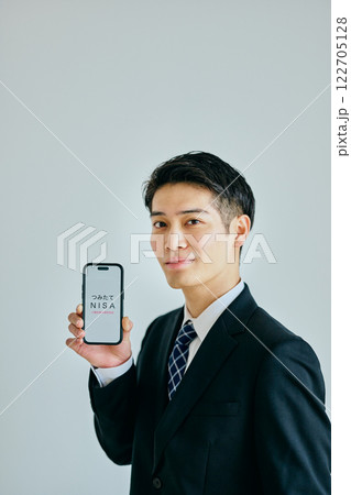 スマホを持つ20代の若い男性 122705128