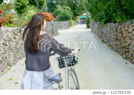 自転車に乗る女性 レンタルサイクル サイクリング 自転車に乗る女性 レンタルサイクル サイクリング 122705376