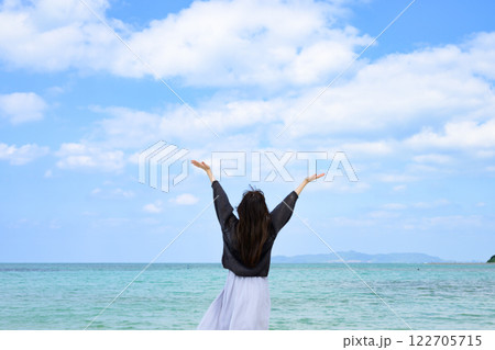 綺麗な海と観光客 122705715