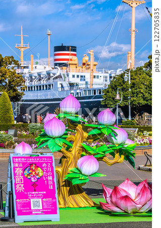 日本の横浜都市景観2月春節祭。山下公園・中央広場などを望む。奥は氷川丸＝令和7年2月7日 122705835