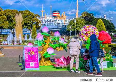 日本の横浜都市景観2月春節祭。山下公園・中央広場などを望む。奥は氷川丸＝令和7年2月7日 122705836
