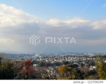 雲に覆われた空と広がる街の風景、白い雲に包まれた広い空と都市の景色、雲の厚い空の下、広がる都市の風景 122706200